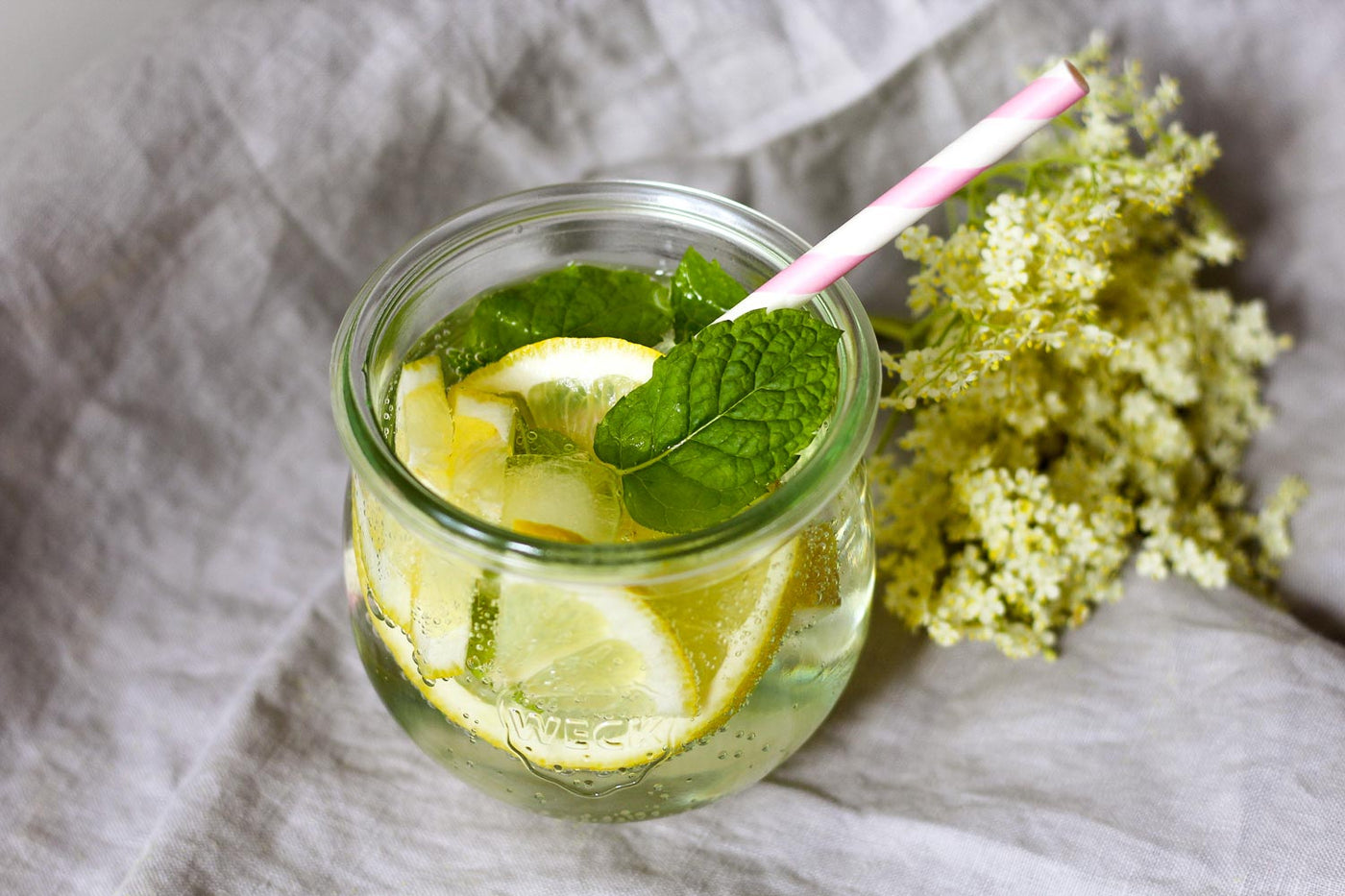 Cocktail-Rezept für Hugo - der perfekte Drink für laue Abende