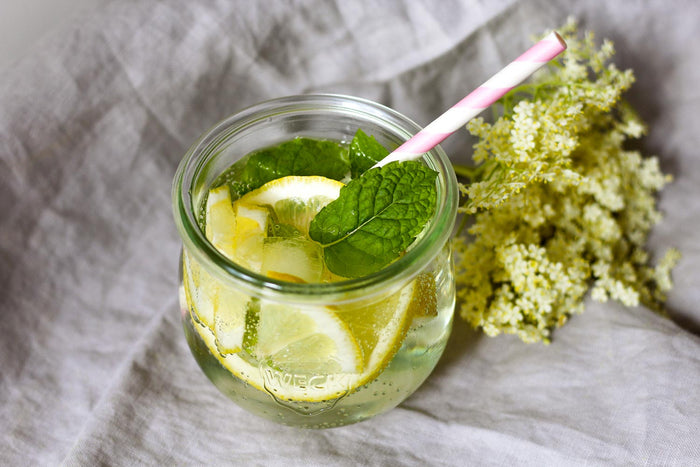 Cocktail-Rezept für Hugo - der perfekte Drink für laue Abende