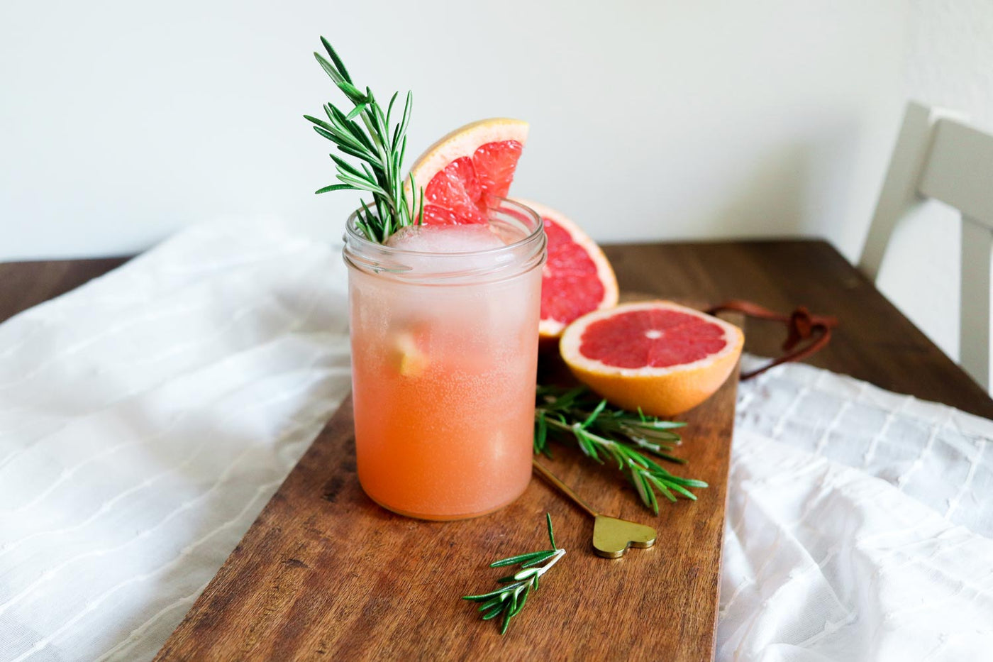 Fruchtiger Grapefruit Cocktail mit Rosmarin-Sirup