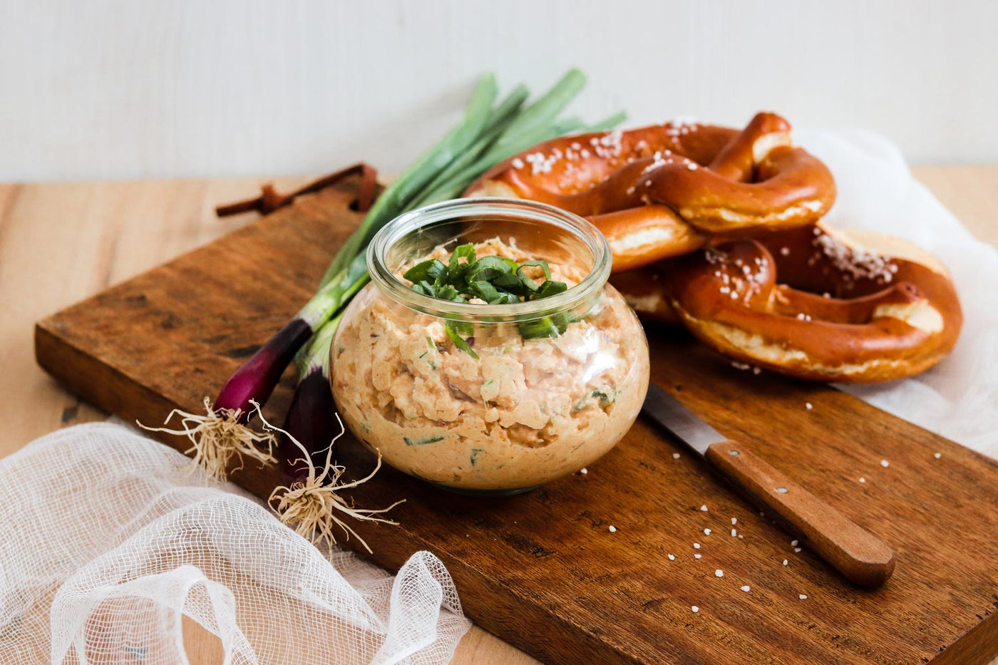 Herzhafte Käsecreme selbermachen - bayerischer Klassiker zur Brotzeit