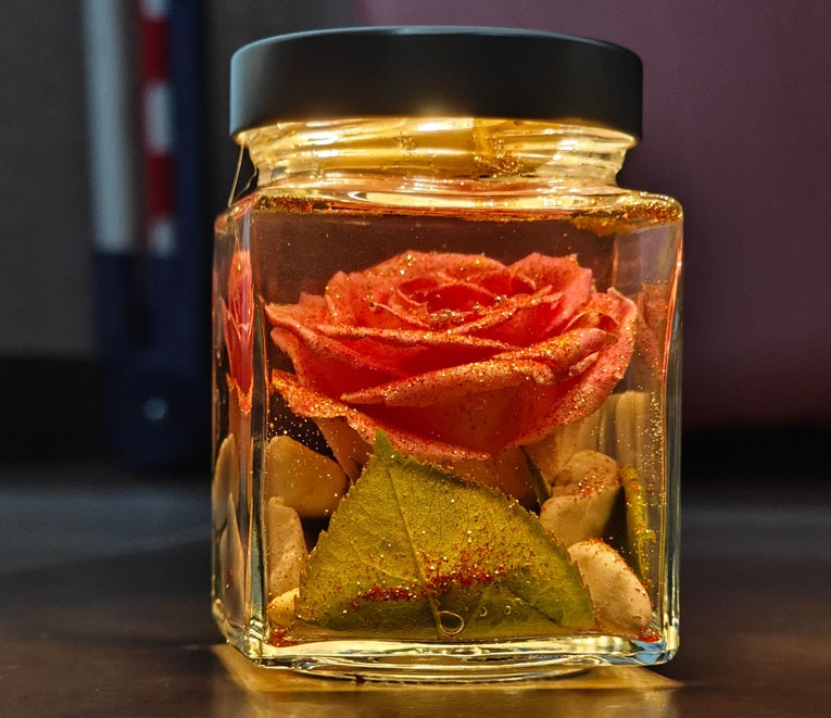 Leuchtende Rose mit Glitzer im Glas - Hochzeitsdeko
