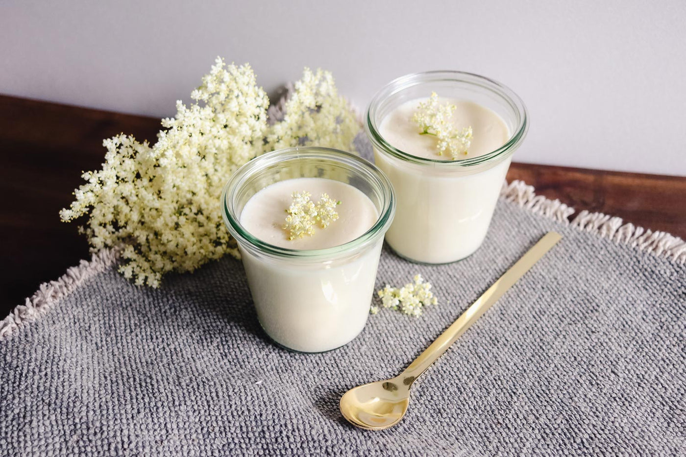 Panna Cotta mit Holunderblütensirup