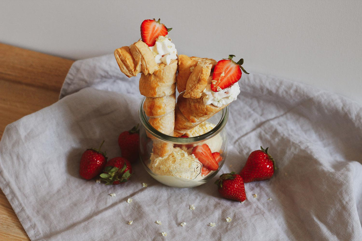 Schillerlocken (Schaumrollen) mit Erdbeeren