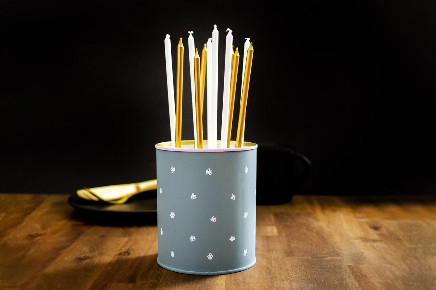 Upcycling: Kerzenhalter aus leeren Dosen