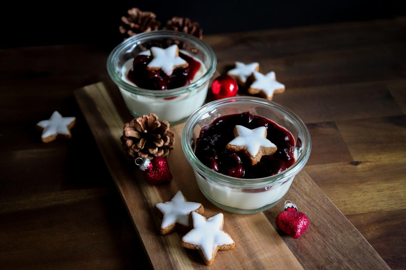 Weihnachtliche Panna Cotta mit Marzipan und Zimt-Kirschen