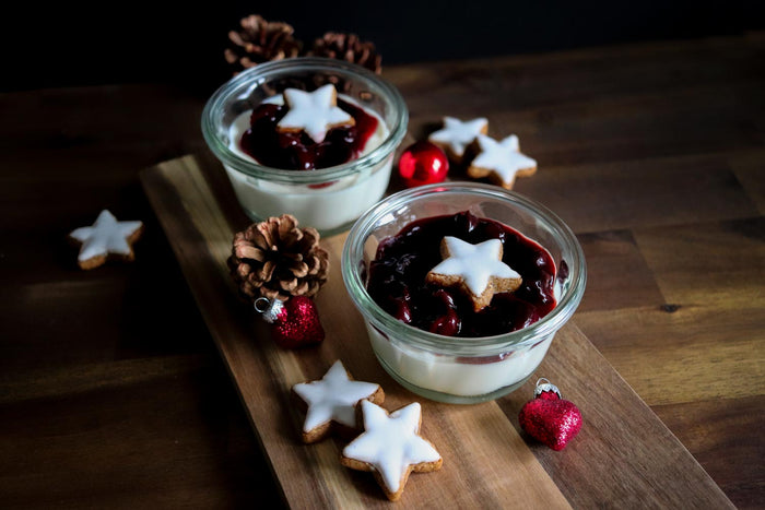 Weihnachtliche Panna Cotta mit Marzipan und Zimt-Kirschen