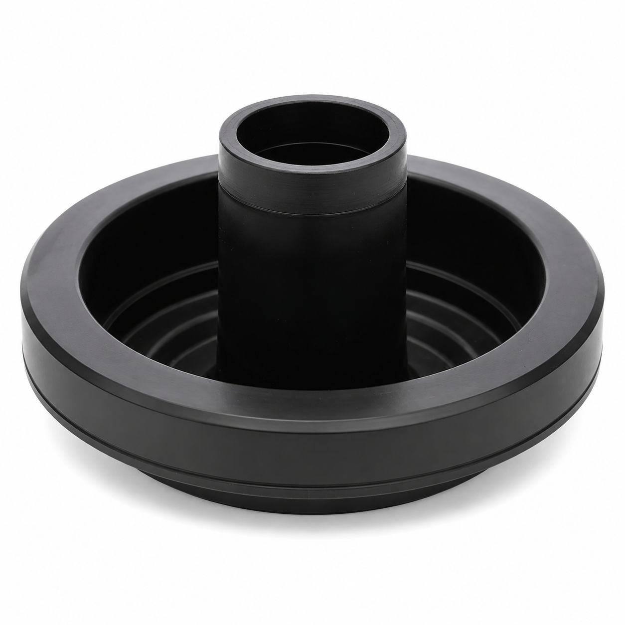 Schwarzer AnySeal-Adapter mit breitem Rundsockel und zentralem Anschlussstutzen, freigestellt auf weißem Hintergrund