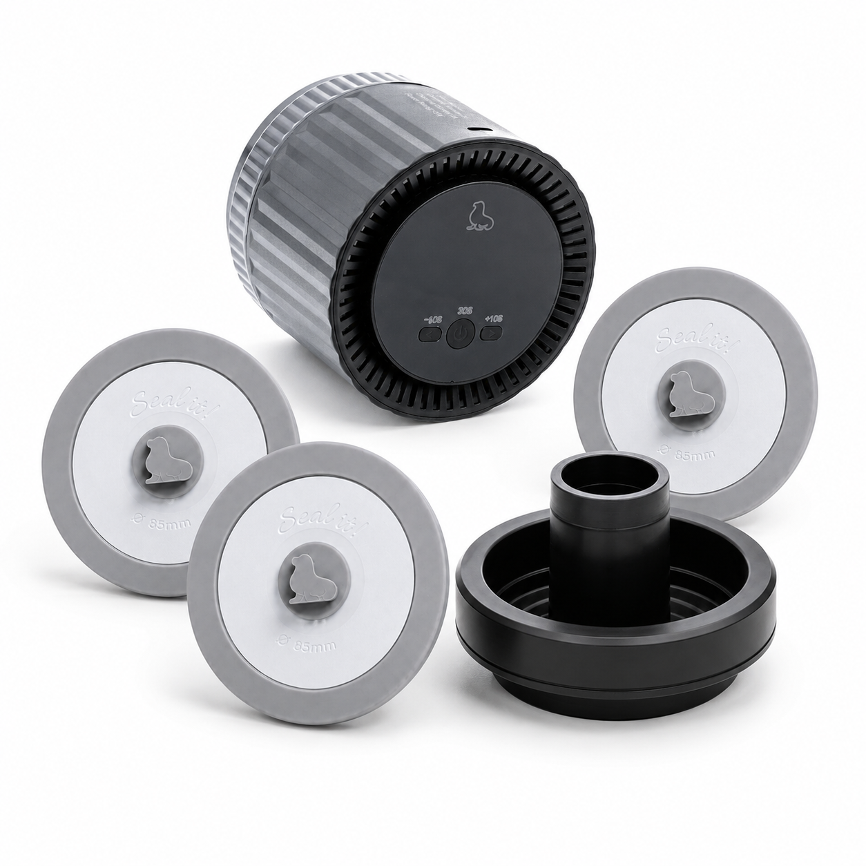EcoSeal Pro Vakuumierer mit schwarzem AnySeal Adapter und drei grauen AnySeal Deckeln mit 85 mm Durchmesser auf weißem Hintergrund