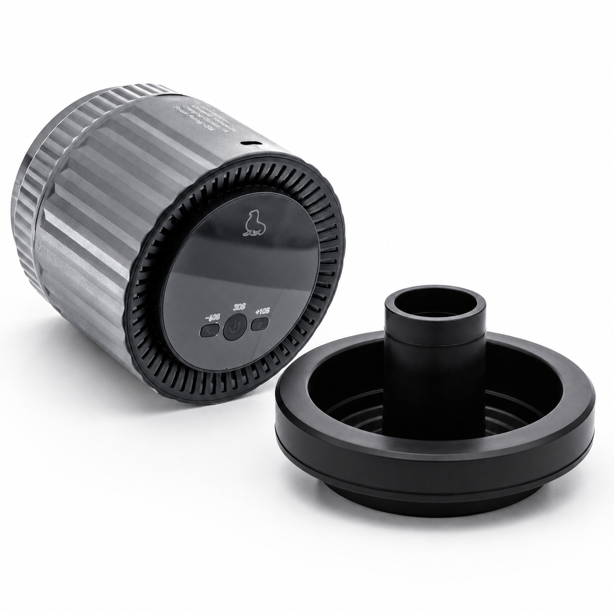EcoSeal Pro Vakuumierer neben schwarzem AnySeal Adapter auf weißem Hintergrund