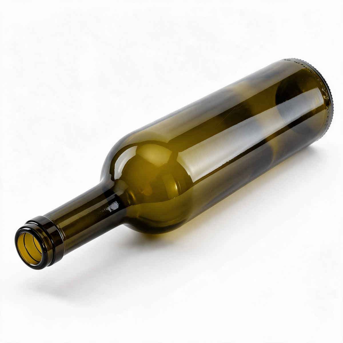 Bordeauxflasche 750 ml aus antikgrünem Glas mit Bandmündung, liegend in isometrischer Ansicht