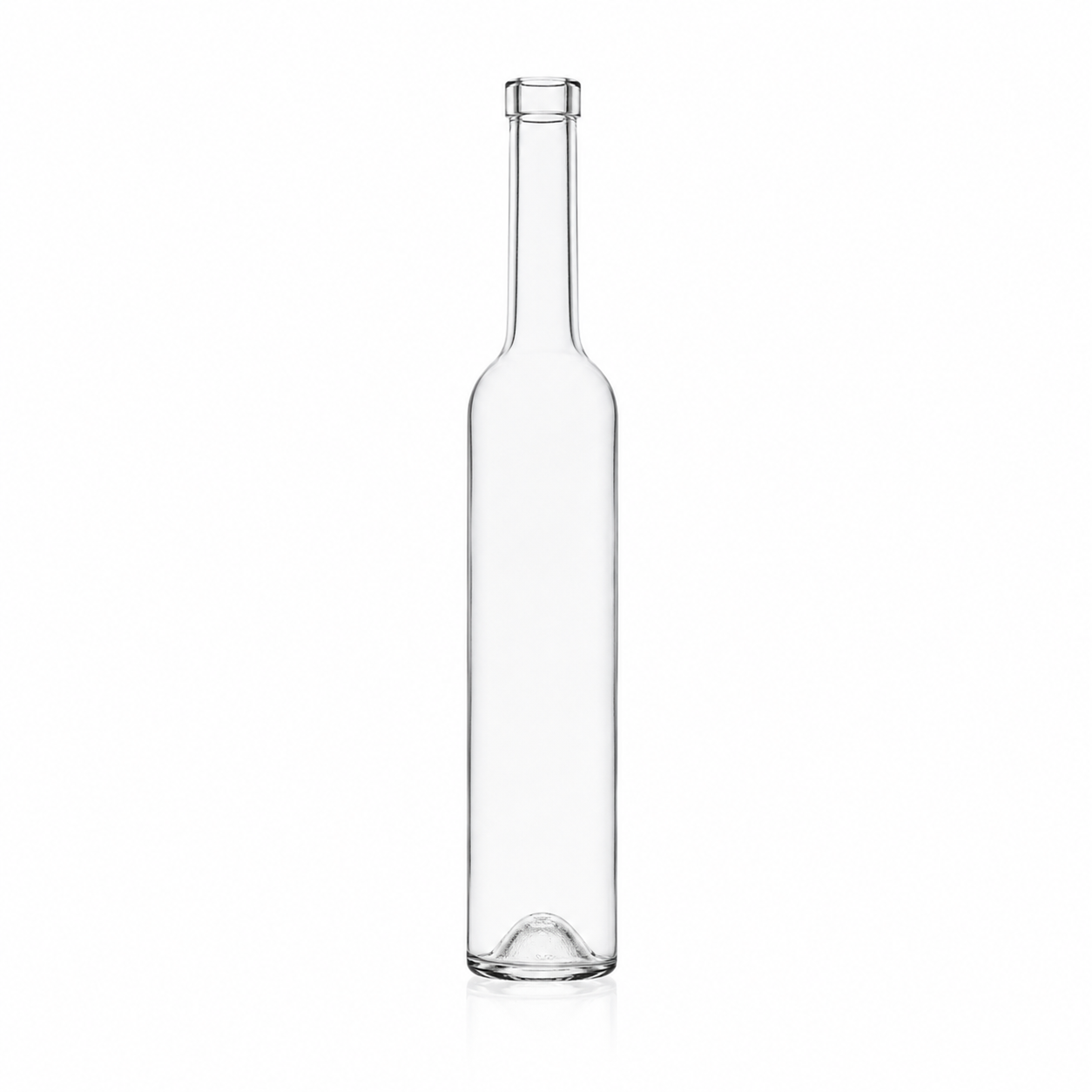 Freigestellte, klare Glasflasche mit sehr schlankem Körper, langem Hals, schmaler Mündung und ausgeprägter Bodenwölbung auf weißem Hintergrund