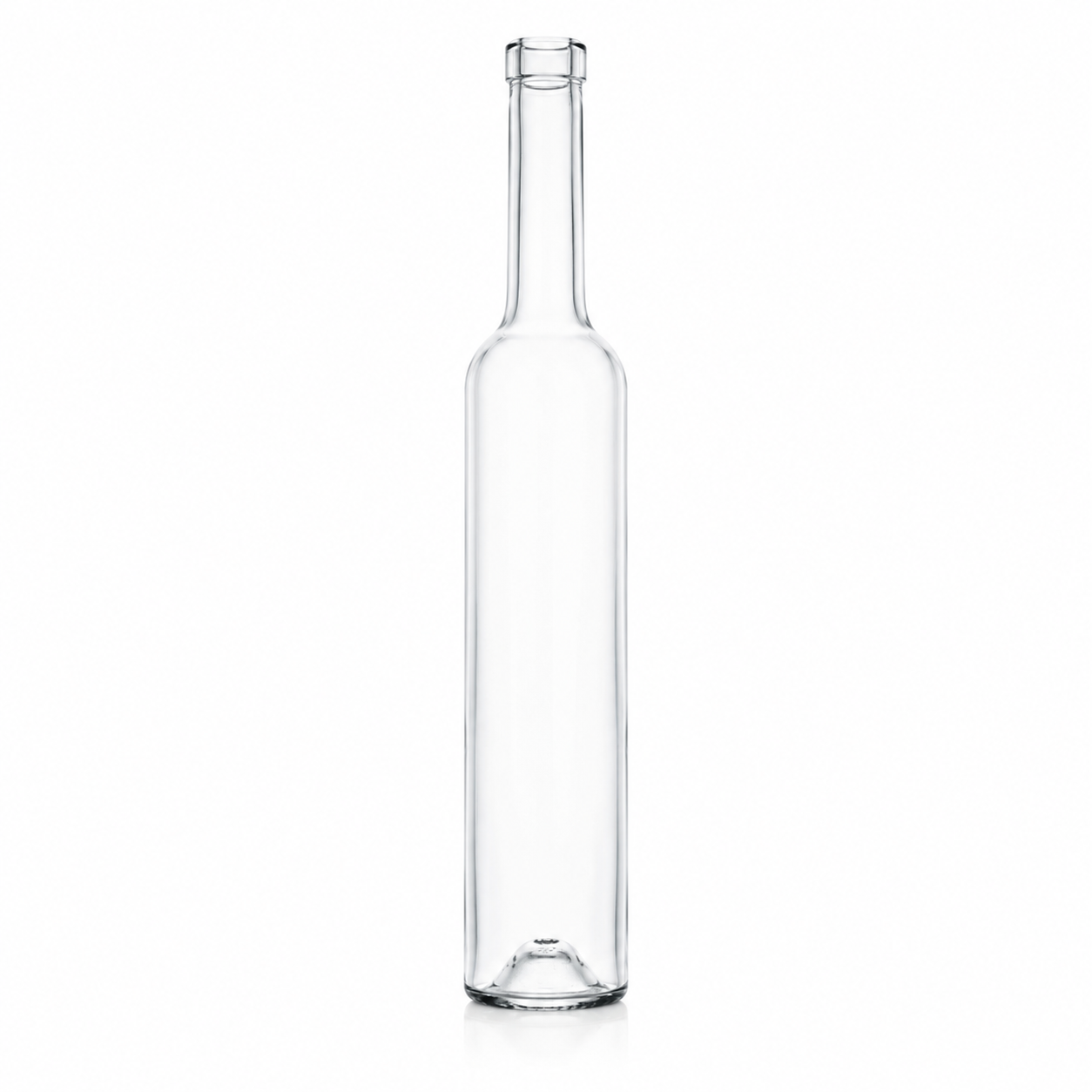 Freigestellte, klare Glasflasche mit sehr schlankem, langgezogenem Körper, langem schmalem Hals, kleiner Mündung und leicht eingezogenem Boden auf weißem Hintergrund