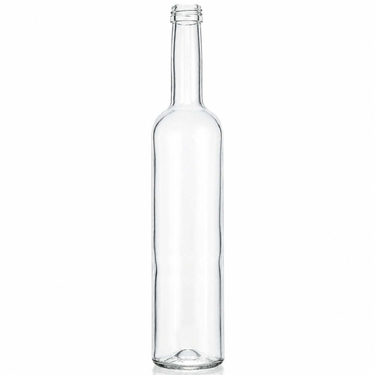 Klare, schlanke Glasflasche mit langem schmalem Hals und Schraubmündung, freigestellt auf weißem Hintergrund.