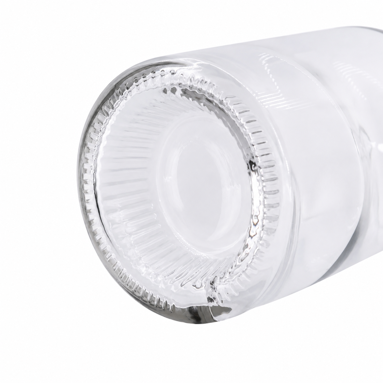 Schräge Nahaufnahme des massiven Glasbodens der Nocturne-Ribs-Flasche mit radialer Rillenstruktur, umlaufendem Standring und kleiner Bodenkerbe
