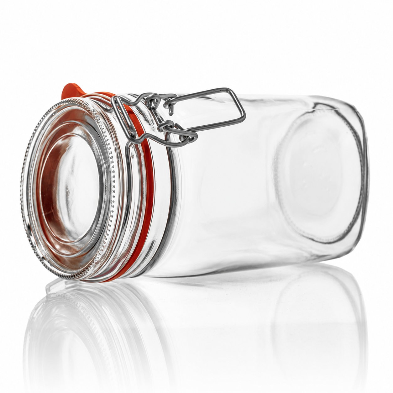 Liegend fotografiertes Glasgefäß mit eckigem Korpus, sichtbarem Schnappverschluss aus Metall und roter Gummidichtung, detailreich vor hellem Studiohintergrund dargestellt.