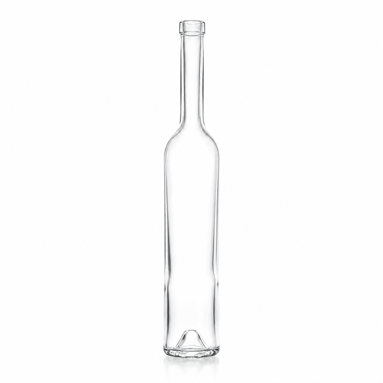 Freigestellte, klare Glasflasche mit sehr schlankem Körper, langem Hals, schmaler Mündung und ausgeprägter Bodenwölbung auf weißem Hintergrund.