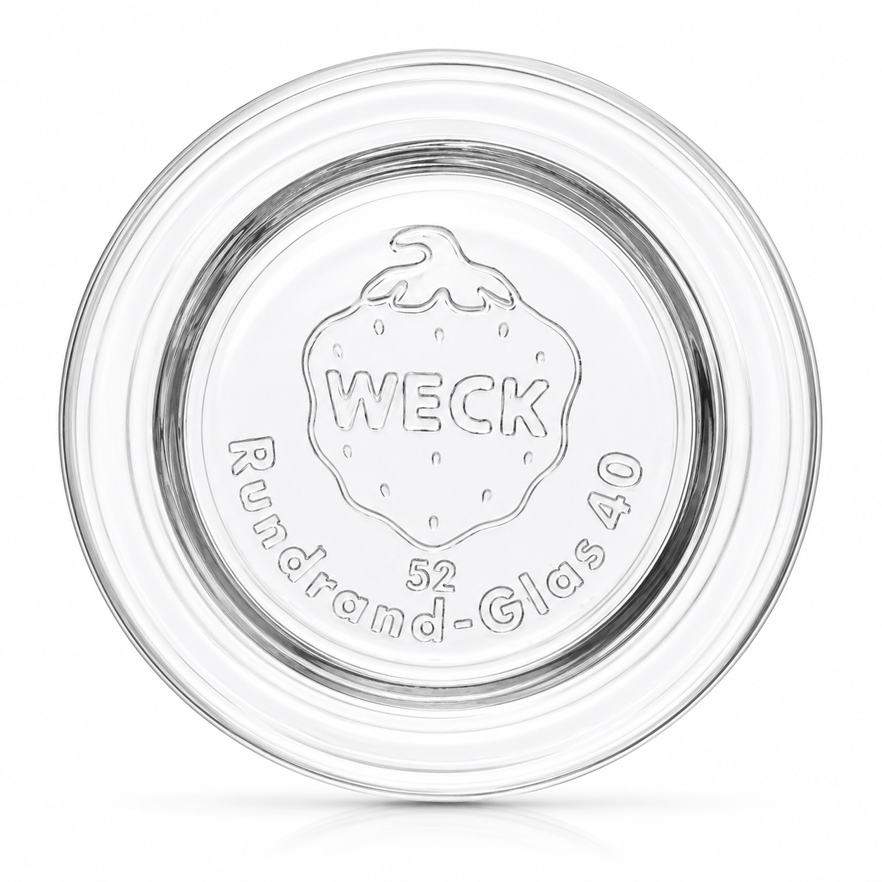 Aufrecht stehender WECK-Glasdeckel RR40 aus klarem Glas mit geprägtem Erdbeerlogo, WECK-Schriftzug und Rundrand-Glas-40-Prägung.