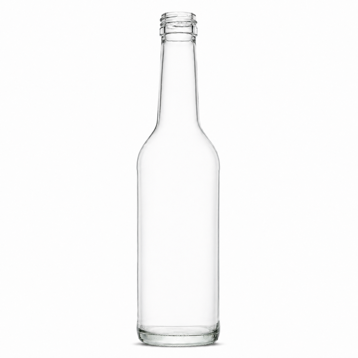 Freigestellte, klare 350-ml-Gradhalsflasche mit schlankem zylindrischem Körper, langem Hals, Schraubmündung und massivem Glasboden auf weißem Hintergrund