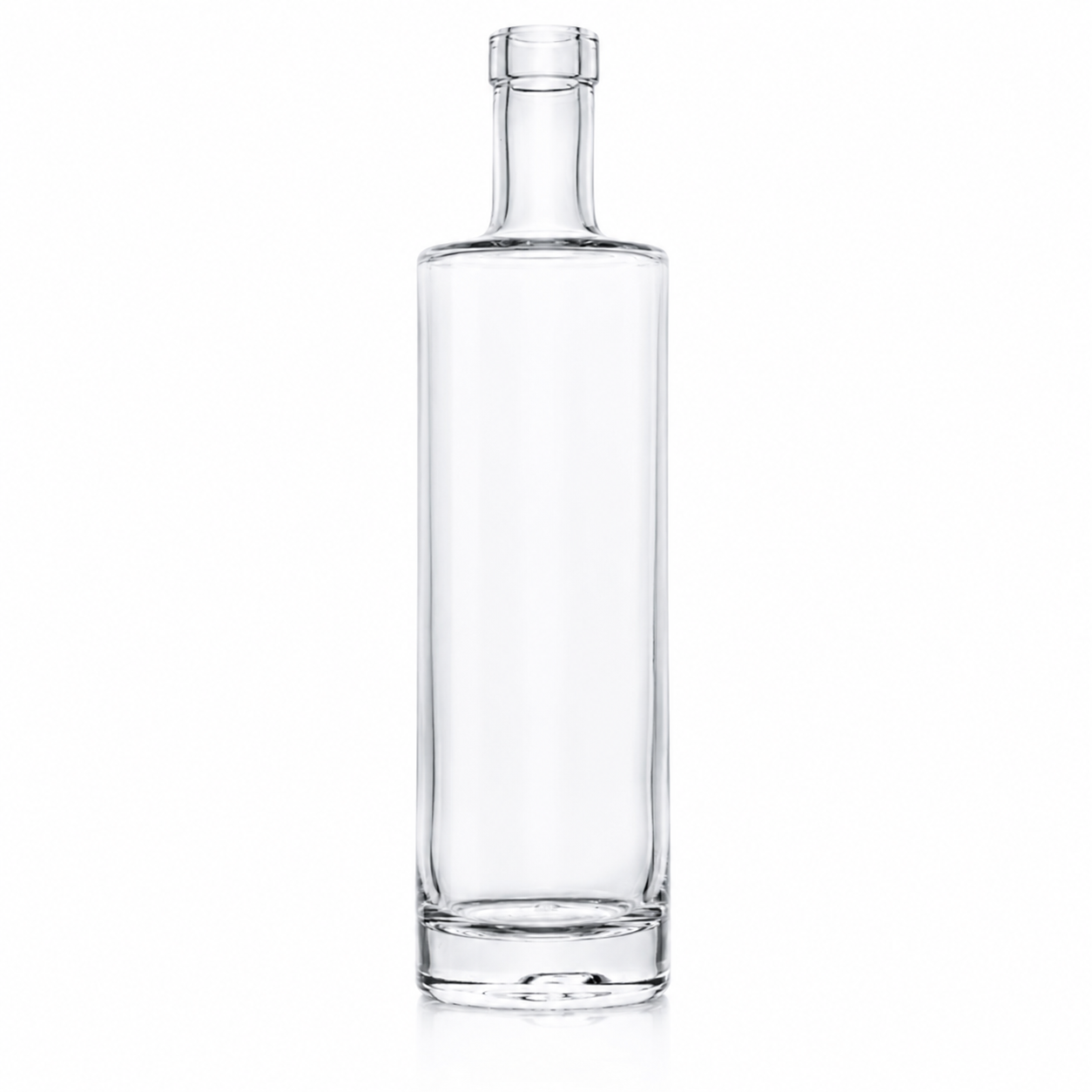 Freigestellte, klare Glasflasche mit schlankem zylindrischem Körper, kurzem Hals, gerader Schulter und massivem Glasboden auf weißem Hintergrund