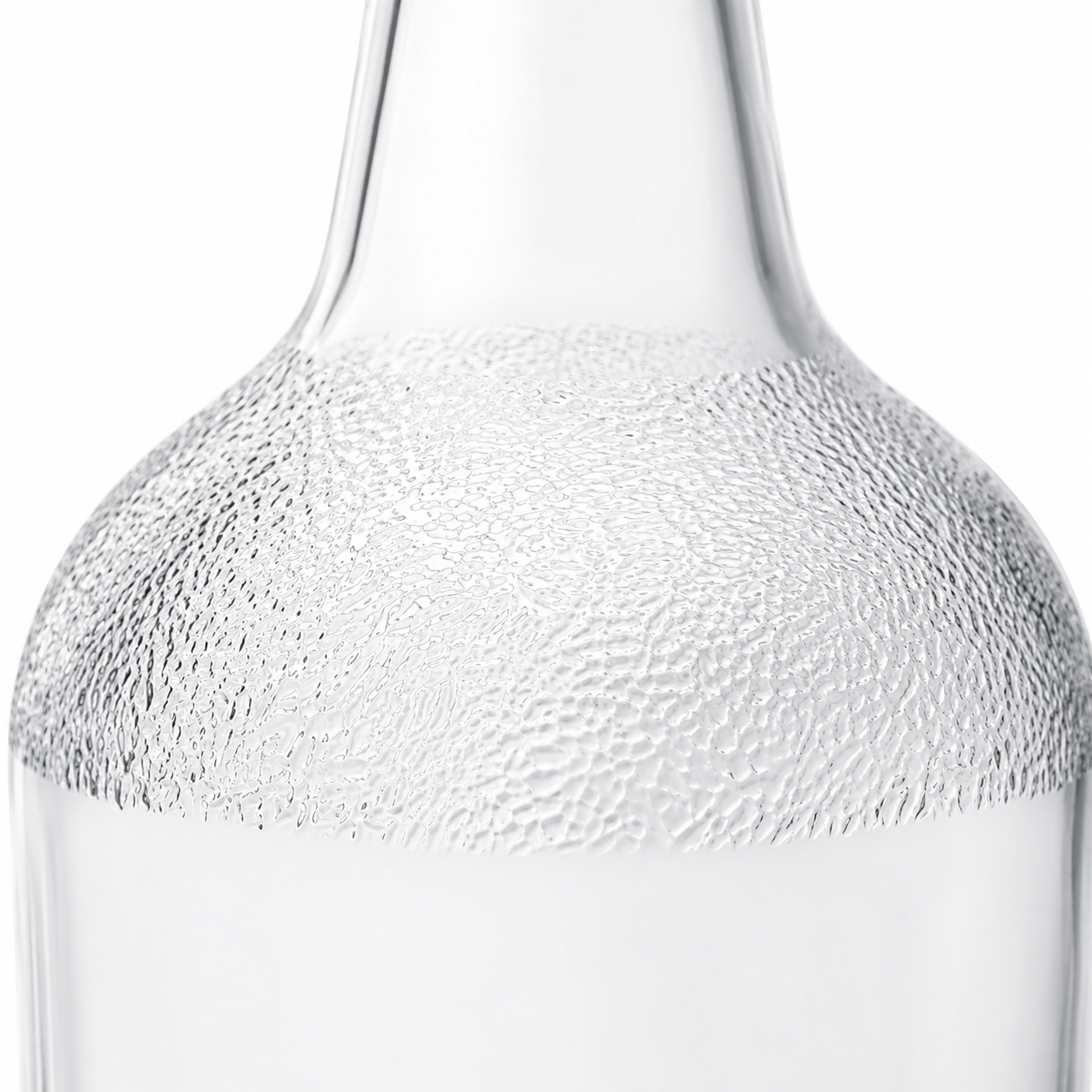 Detailaufnahme der klaren 1-Liter-Kurzhalsflasche mit fein strukturierter Reliefoberfläche im Schulterbereich auf weißem Hintergrund