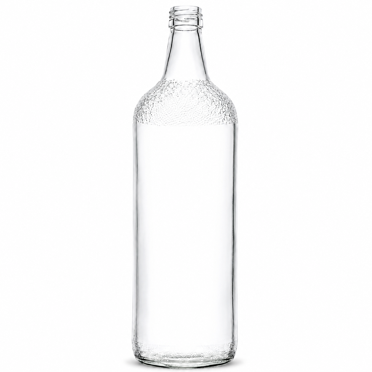 Freigestellte, klare 1-Liter-Kurzhalsflasche mit zylindrischem Körper, Schraubmündung und deutlich strukturiertem Glasrelief an Schulter und Boden auf weißem Hintergrund