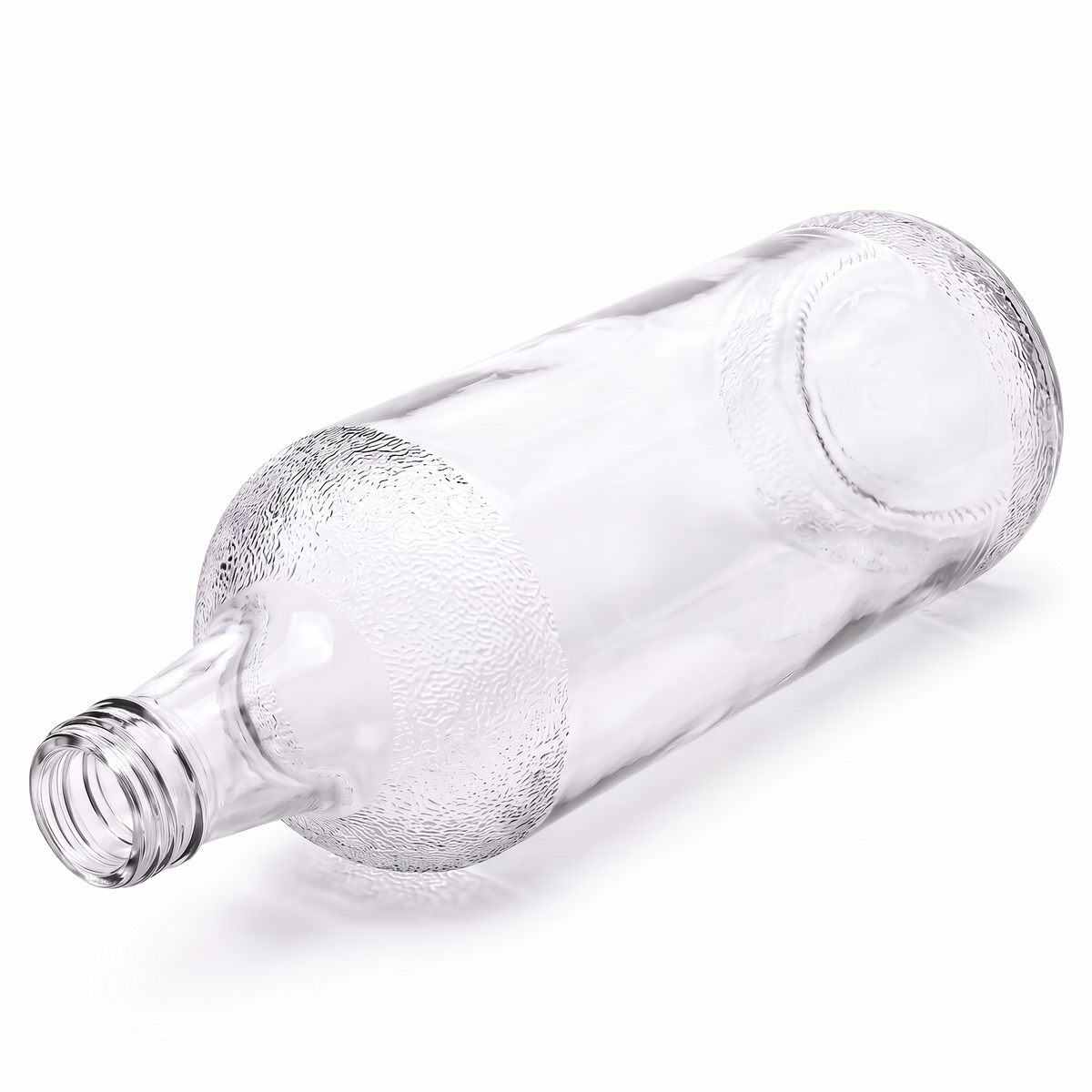 Freigestellte klare 1-Liter-Kurzhalsflasche SKURZ001 liegend in isometrischer Ansicht mit Mündung unten links auf weißem Hintergrund