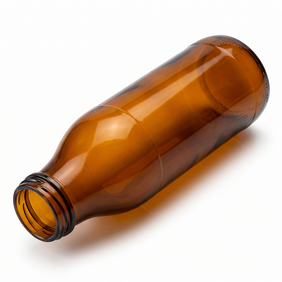 Braune 0,5-l-Milchflasche MILCH004 mit TO-48-Mündung, liegend in isometrischer Ansicht auf weißem Hintergrund