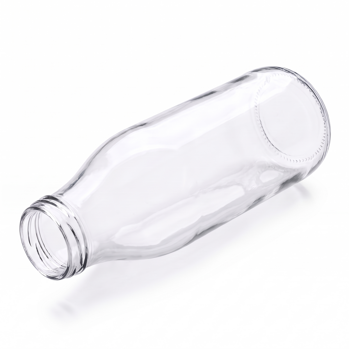 Klarglas-Milchflasche 0,75 Liter mit TO-48-Mündung, liegend in isometrischer Ansicht auf weißem Hintergrund.