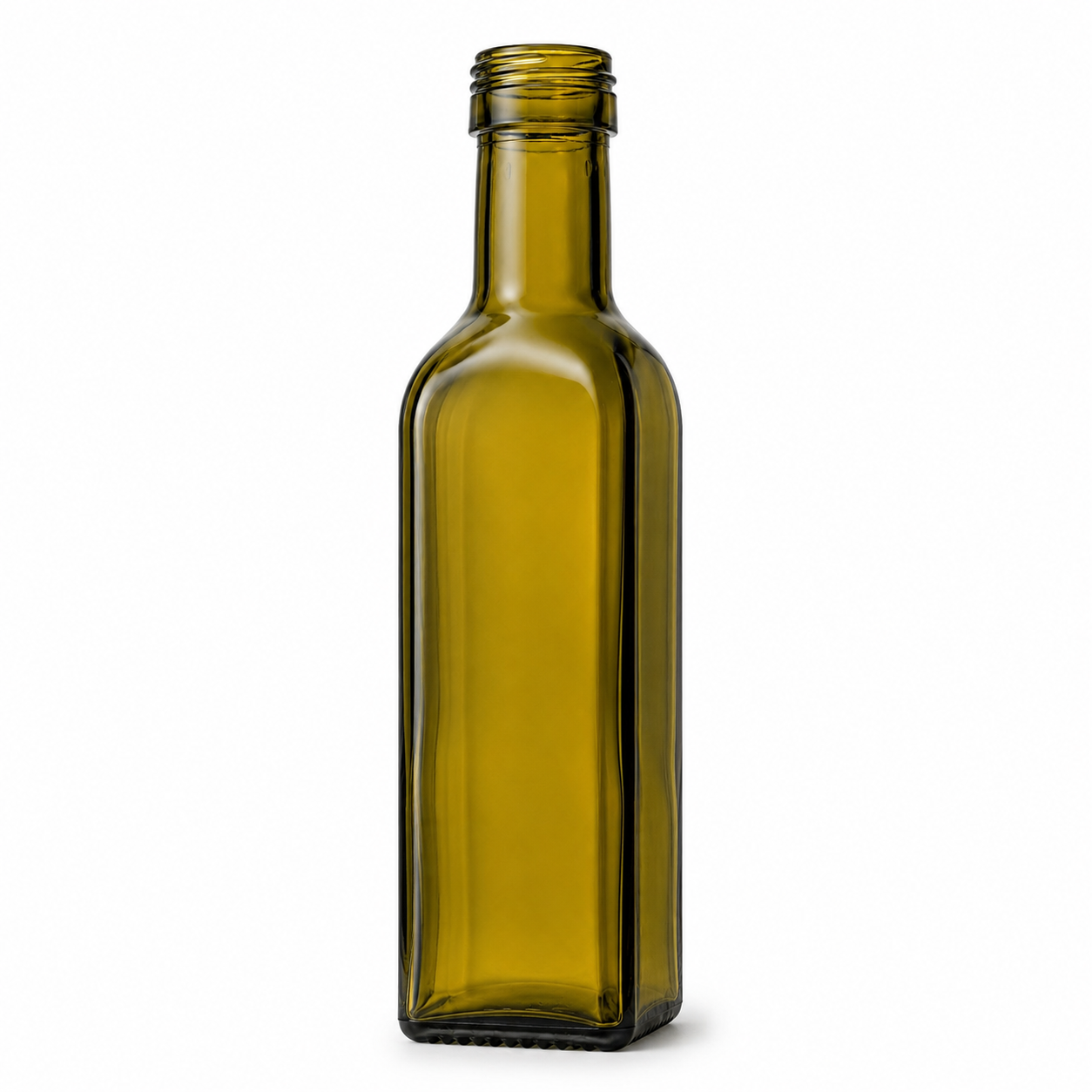 Antikgrüne 100-ml-Marasca-Vierkantflasche aus Glas, leicht seitlich gedreht, mit 24-mm-Schraubmündung auf weißem Hintergrund