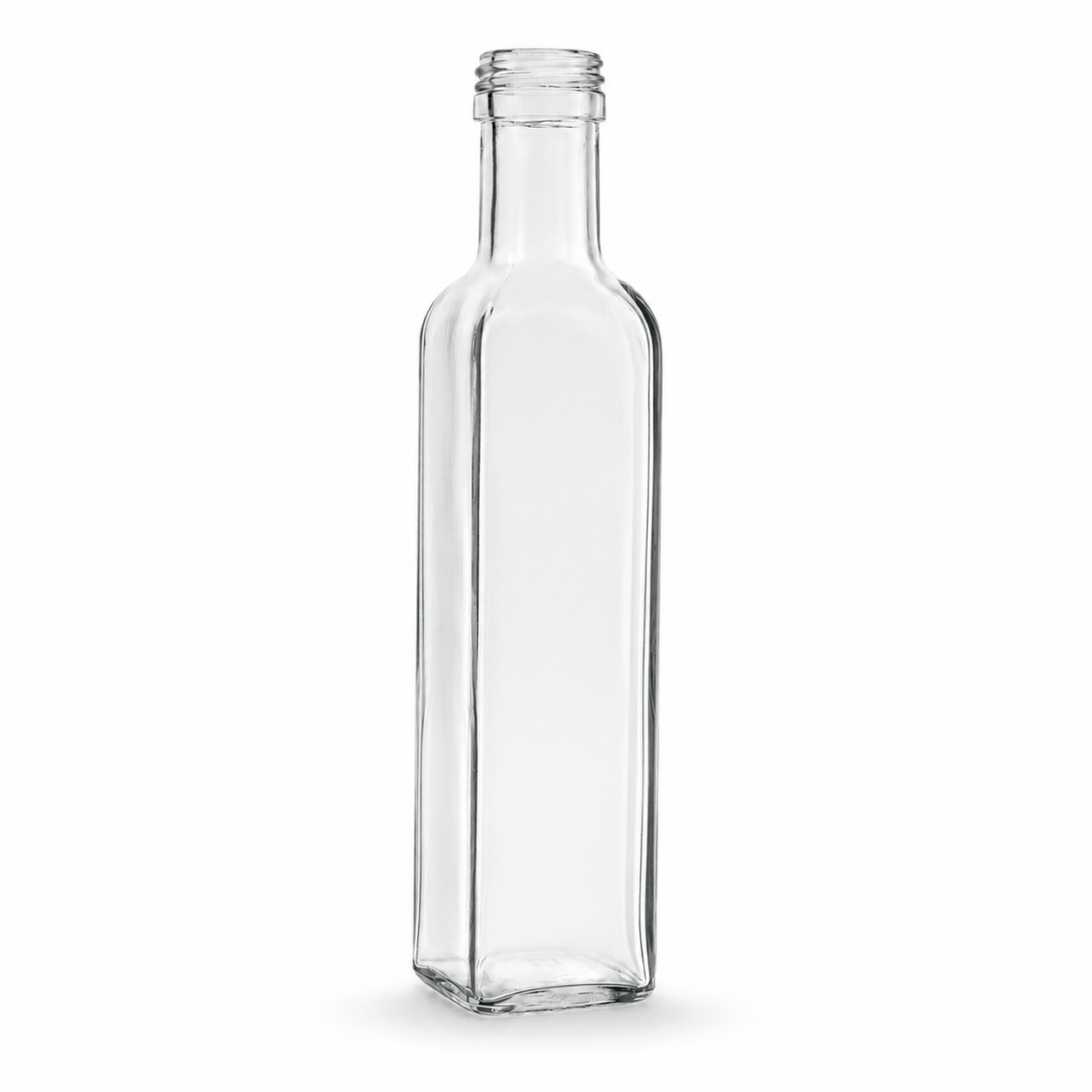 Klare Vierkantflasche aus Glas, leicht seitlich gedreht, mit Schraubmündung auf weißem Hintergrund.
