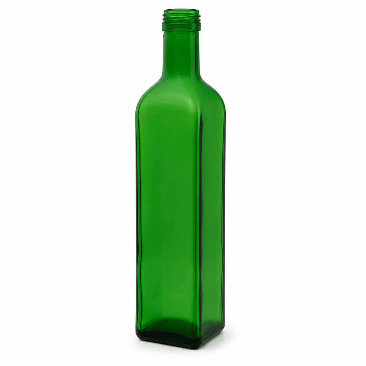 Grüne, viereckige Glasflasche mit Schraubmündung in leicht seitlicher Ansicht auf weißem Hintergrund
