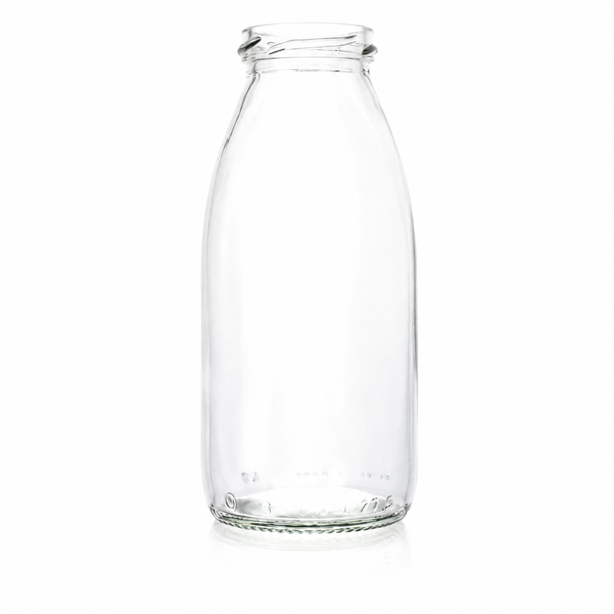 Klare, hochgezogene Milchflasche mit sanft gerundeter Schulter, kurzer Schraubmündung und stabilem Glasboden in gerader Studioansicht.