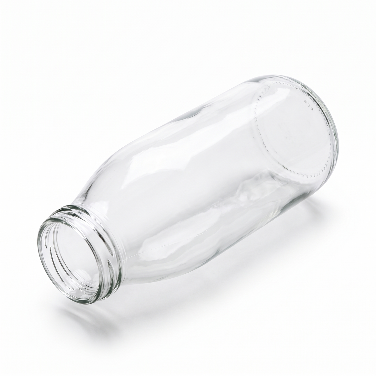Klare 250-ml-Milchflasche mit TO-43-Mündung, liegend in isometrischer Ansicht auf weißem Hintergrund.