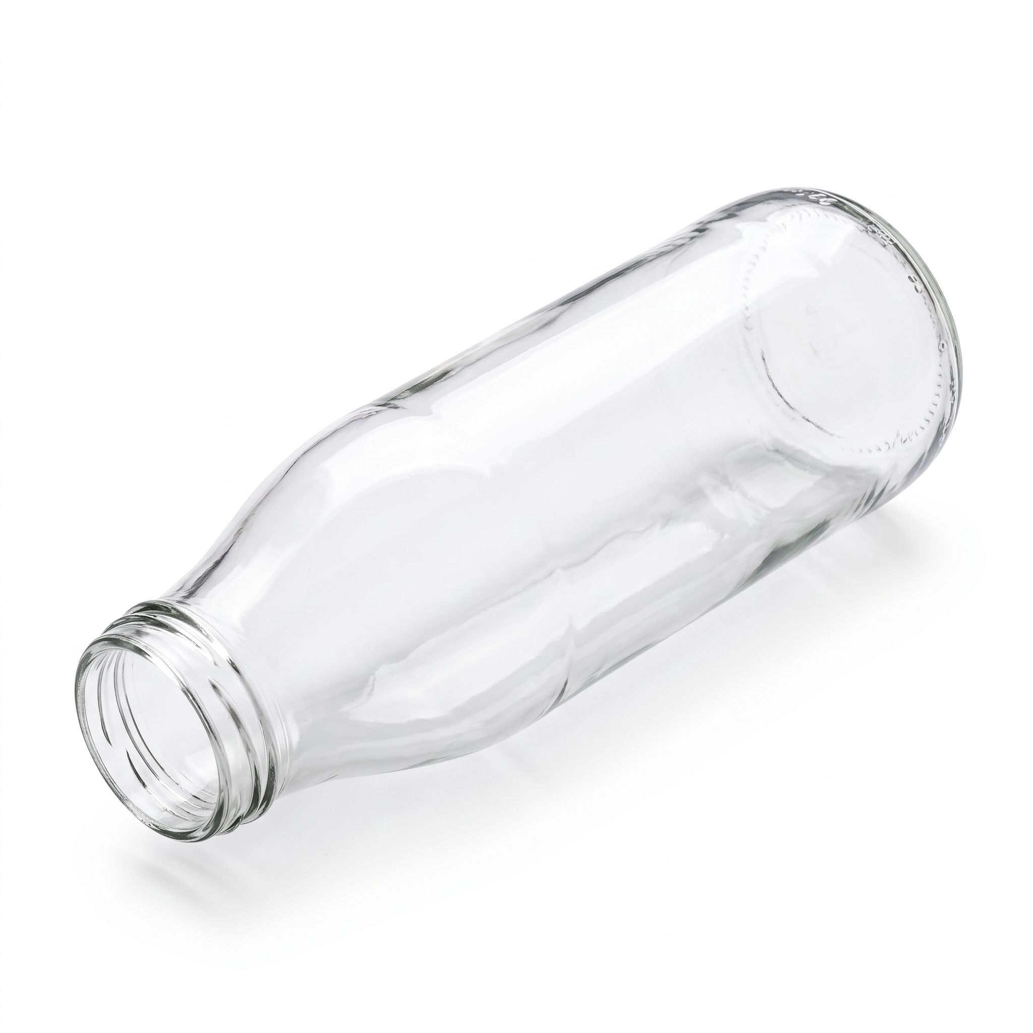 Milchflasche 0,5 l aus klarem Weißglas mit TO-48-Mündung, liegend in isometrischer Ansicht auf weißem Hintergrund.
