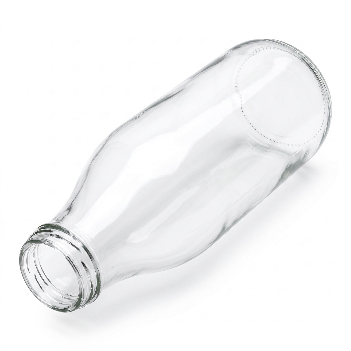 Leere Milchflasche 1 l aus Klarglas mit TO-48-Mündung, liegend in isometrischer Ansicht auf weißem Hintergrund, Mündung nach unten links.