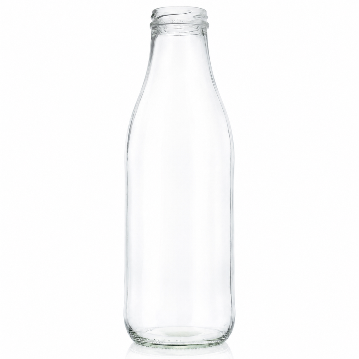Transparente Milchflasche in schlanker, leicht bauchiger Form mit schmaler Mündung, frontal freigestellt auf weißem Hintergrund mit dezentem Bodenschatten.