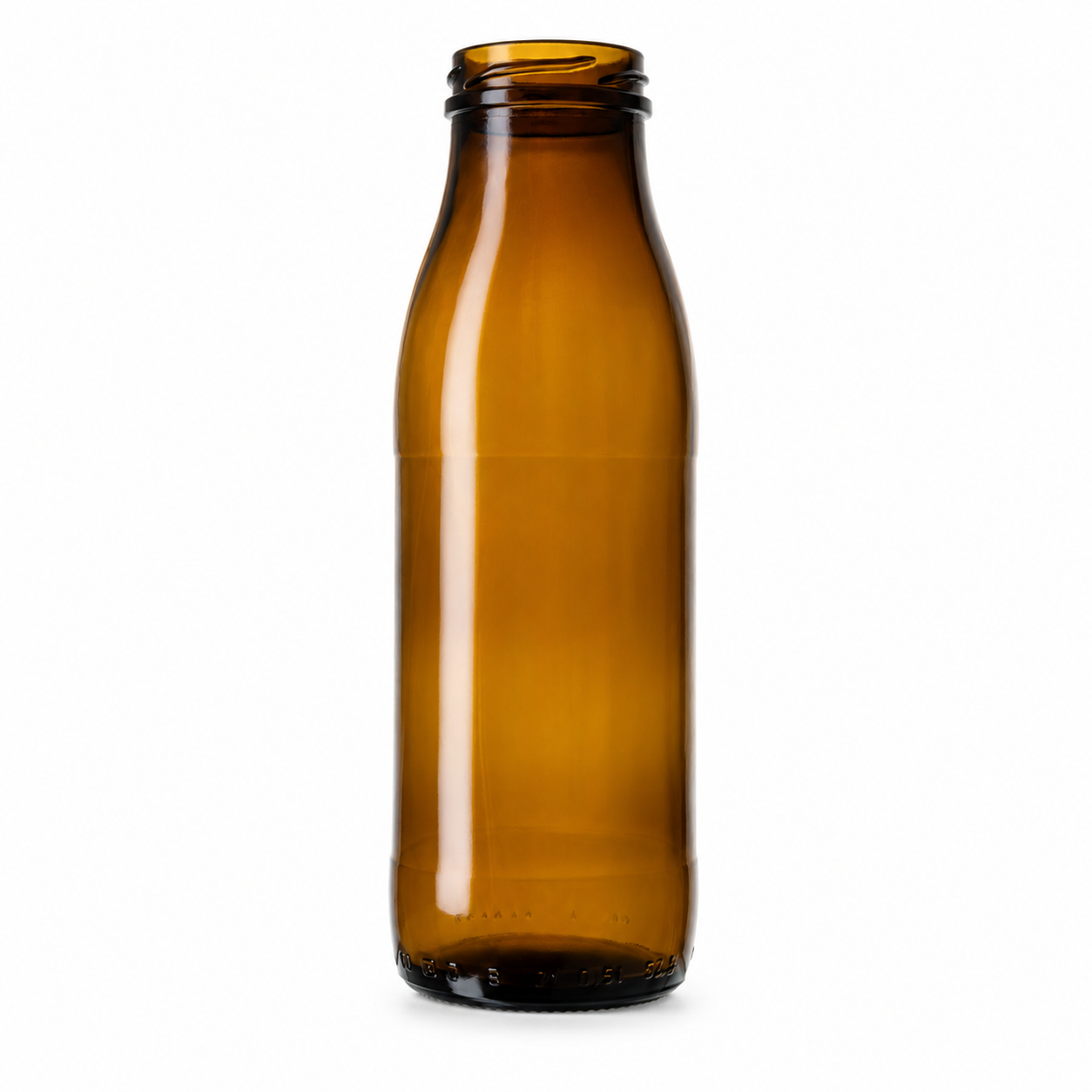 Freigestellte braune Milchflasche in schlanker Form mit kurzer Mündung, frontal fotografiert vor weißem Hintergrund mit dezentem Bodenschatten.