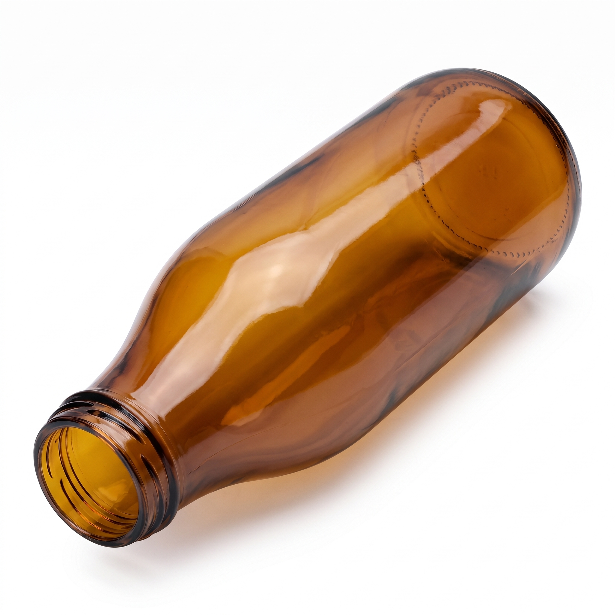 Leere braune Milchflasche 1 l mit TO-48-Mündung, liegend in isometrischer Ansicht auf weißem Hintergrund, Mündung nach unten links.
