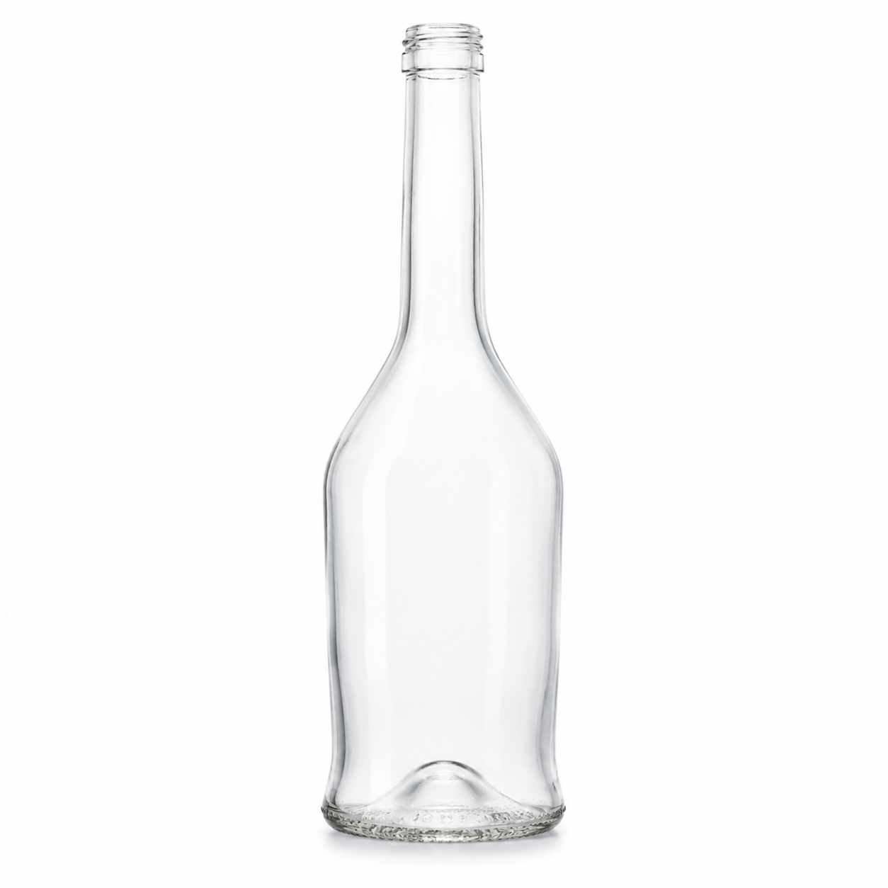Freigestellte, klare 500-ml-Napoleonflasche mit breitem Körper, langem schlankem Hals, Schraubmündung und ausgeprägter Bodenwölbung auf weißem Hintergrund