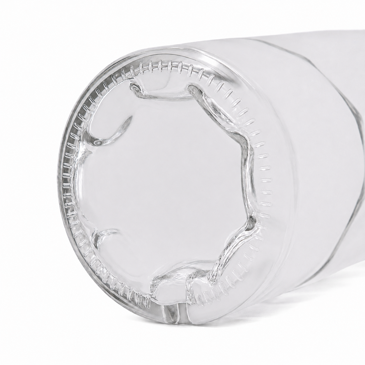 Nahaufnahme des massiven Glasbodens der Nocturne-Okta-Flasche mit deutlich erkennbarer achteckiger Bodenstruktur und zentralem Innenboden