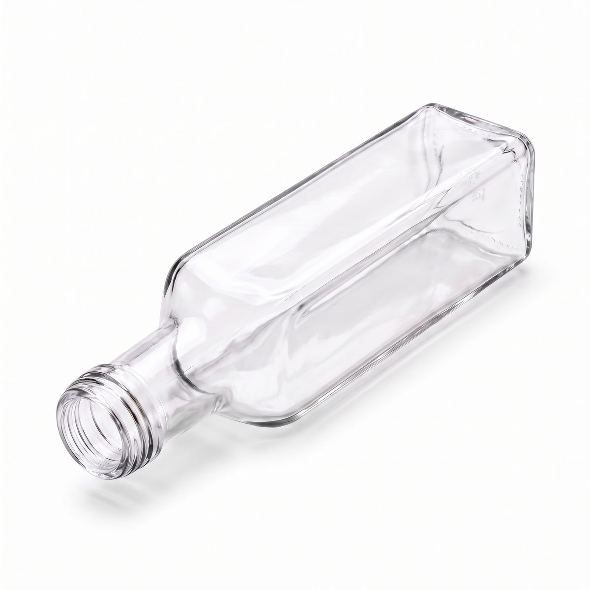 Klare 250-ml-Marascaflasche aus Glas, liegend in isometrischer Ansicht auf weißem Hintergrund, Mündung unten links.