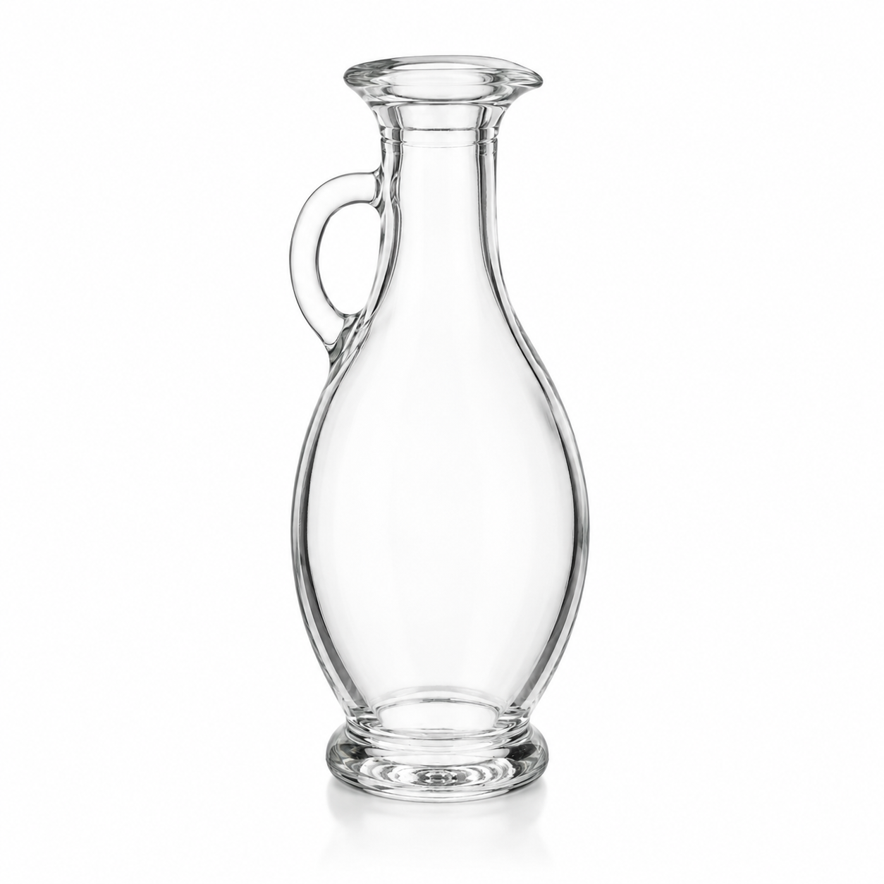 Klare 250-ml-Ölflasche aus Glas mit tropfenförmigem Körper, Henkel, Ausguss und rundem Standfuß auf weißem Hintergrund