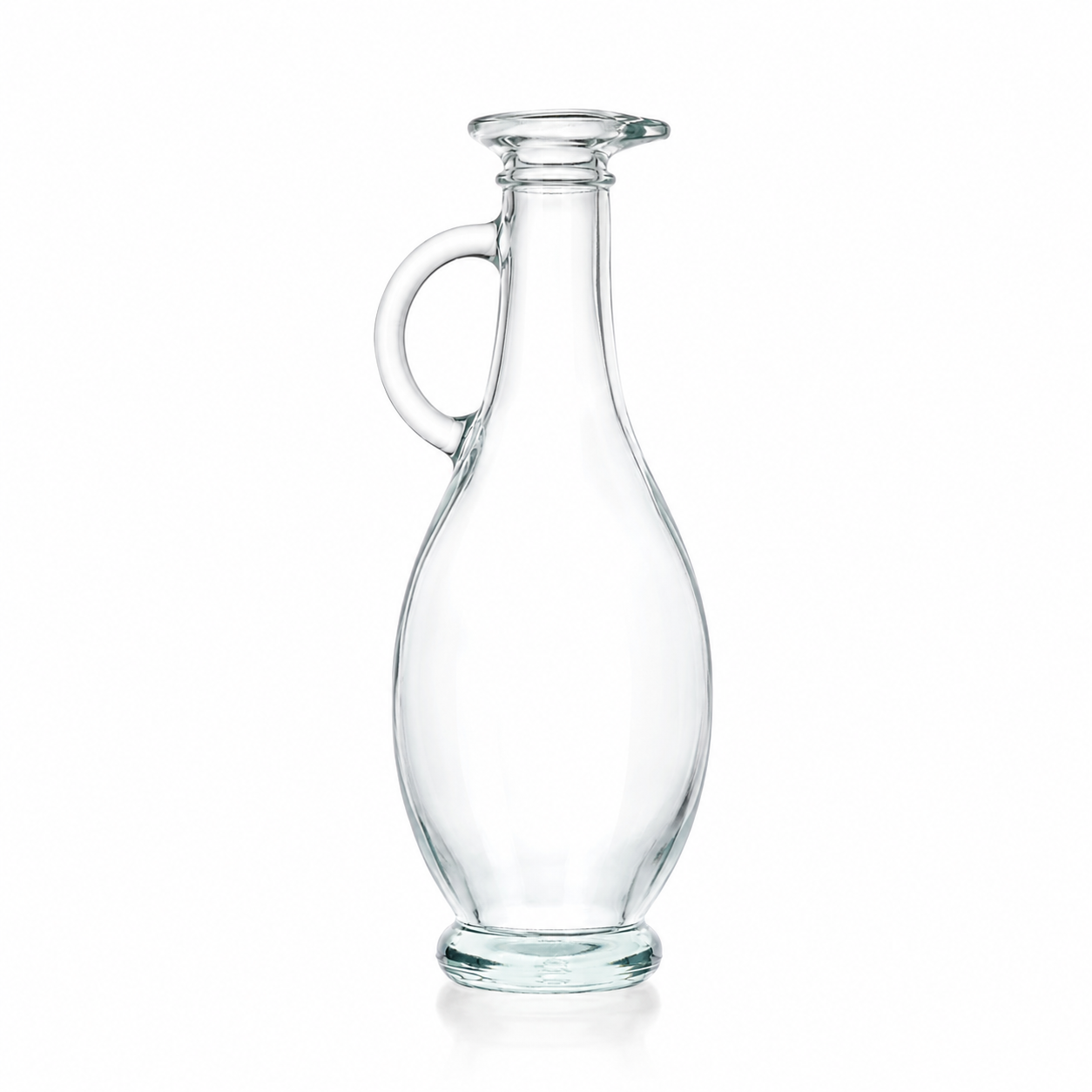 Klare 500-ml-Ölflasche aus Glas mit tropfenförmigem Körper, Henkel, asymmetrischem Ausgießer und rundem Standfuß auf weißem Hintergrund