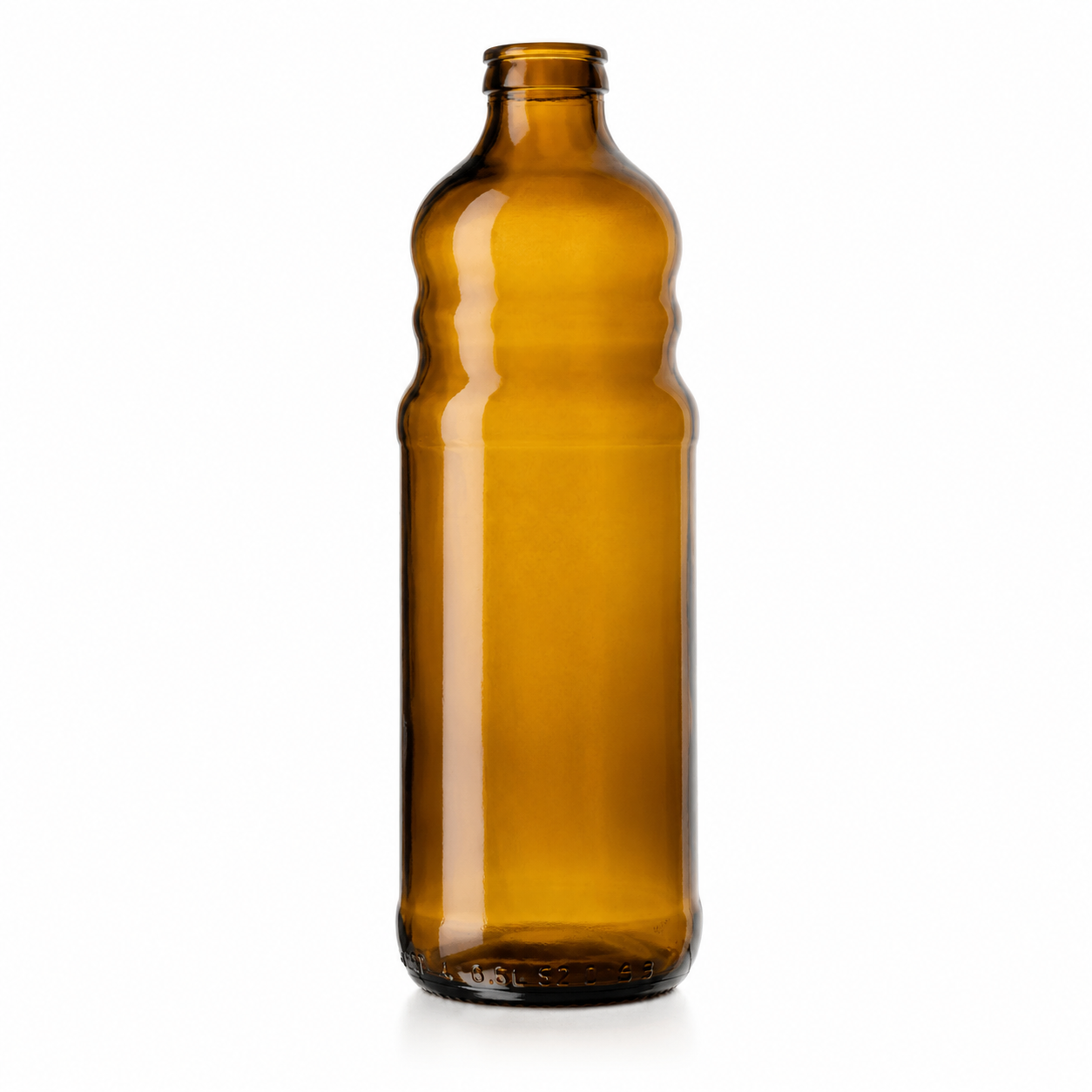 Bernsteinfarbene Glasflasche mit Schraubmündung, geriffelter Schulter und schlankem zylindrischem Körper auf weißem Hintergrund.
