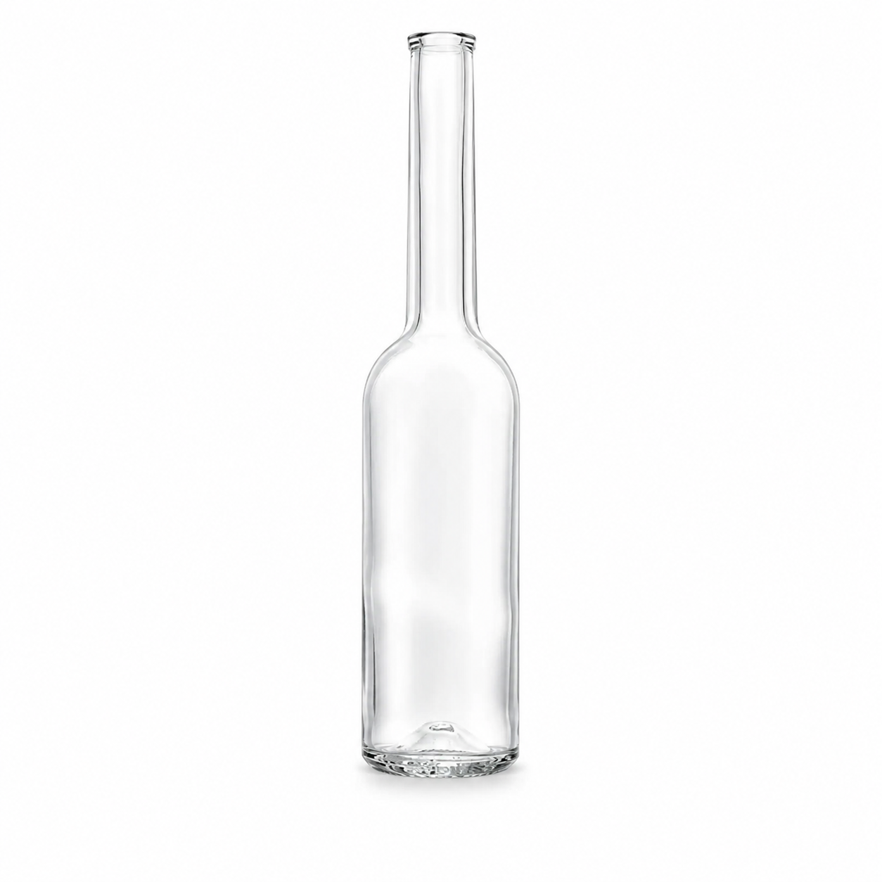 Freigestellte, klare Glasflasche mit schlankem zylindrischem Körper, sehr langem Hals, schmaler Mündung und leicht eingezogenem Glasboden auf weißem Hintergrund