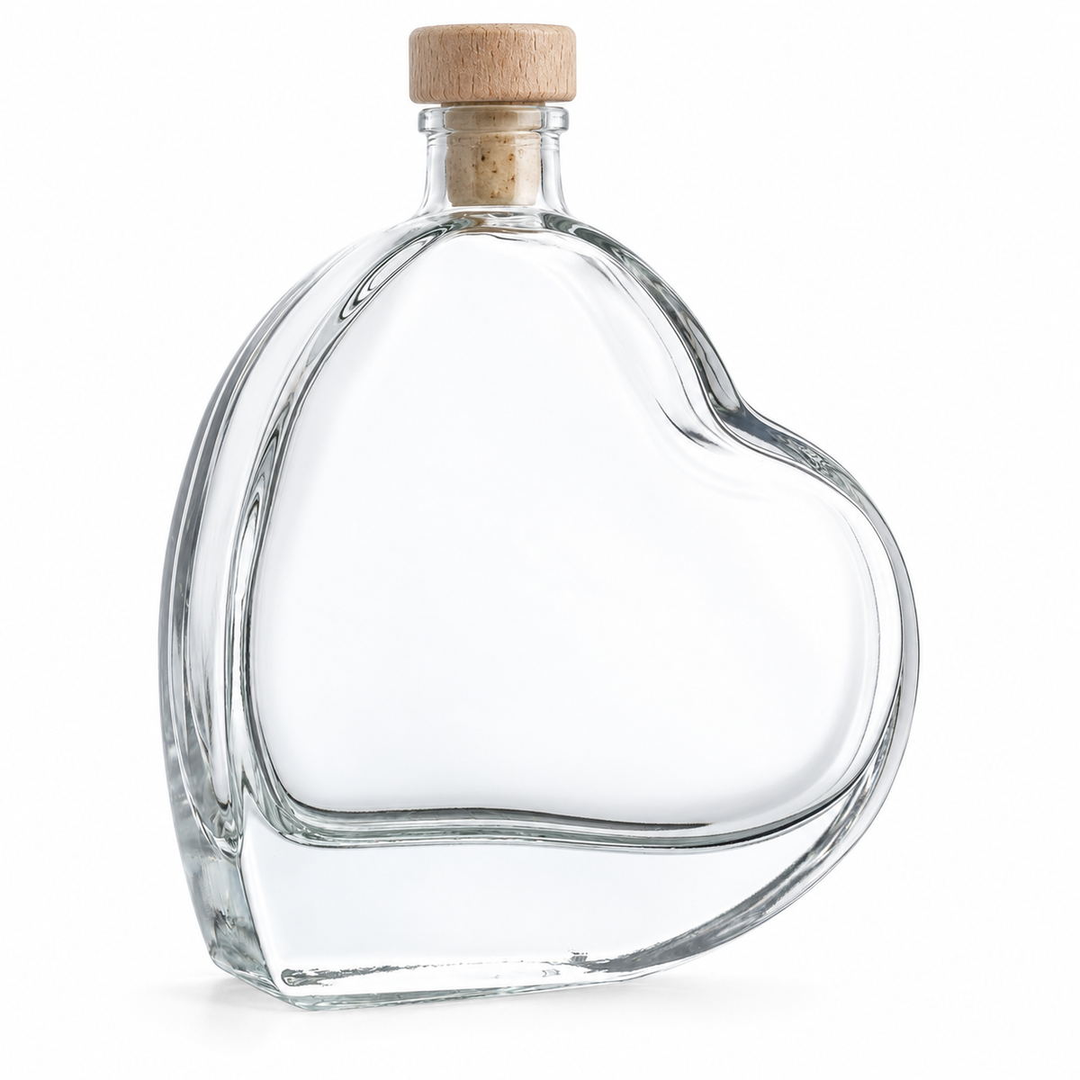 Einzelne klare Herzflasche Passion mit 100 ml und eingesetztem Korken auf weißem Hintergrund