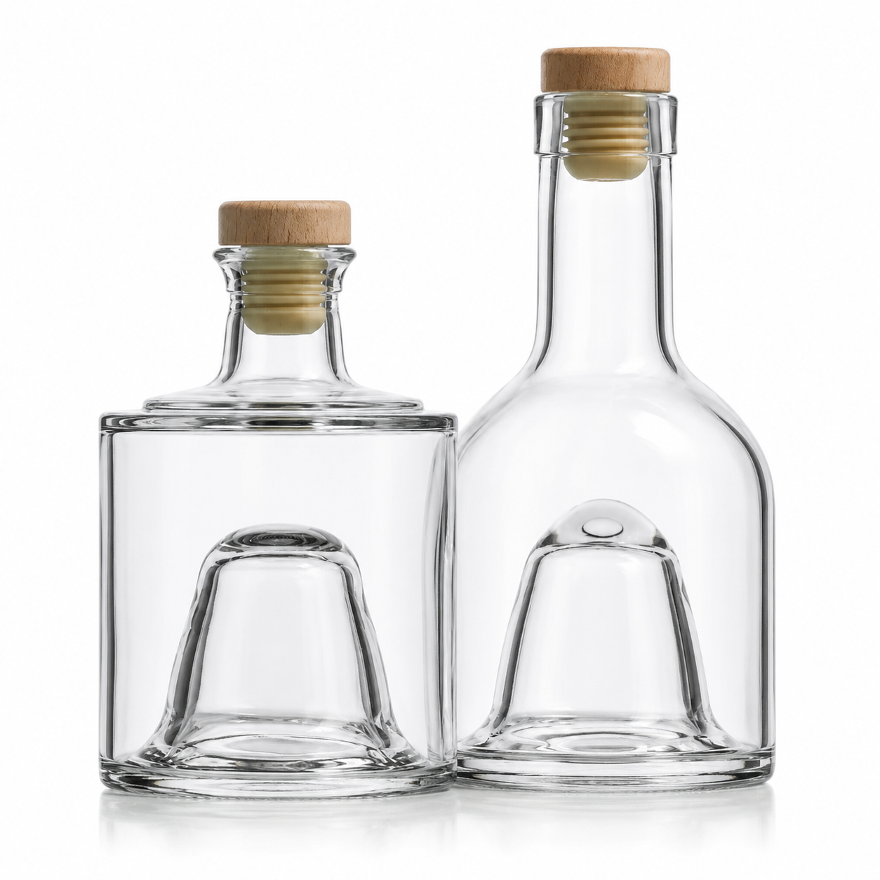 Zwei klare Pila-Stapelflaschen mit jeweils 250 ml, unterschiedlich hoher Form, Holzgriffkorken und charakteristischer Glaskuppel im Boden auf weißem Hintergrund