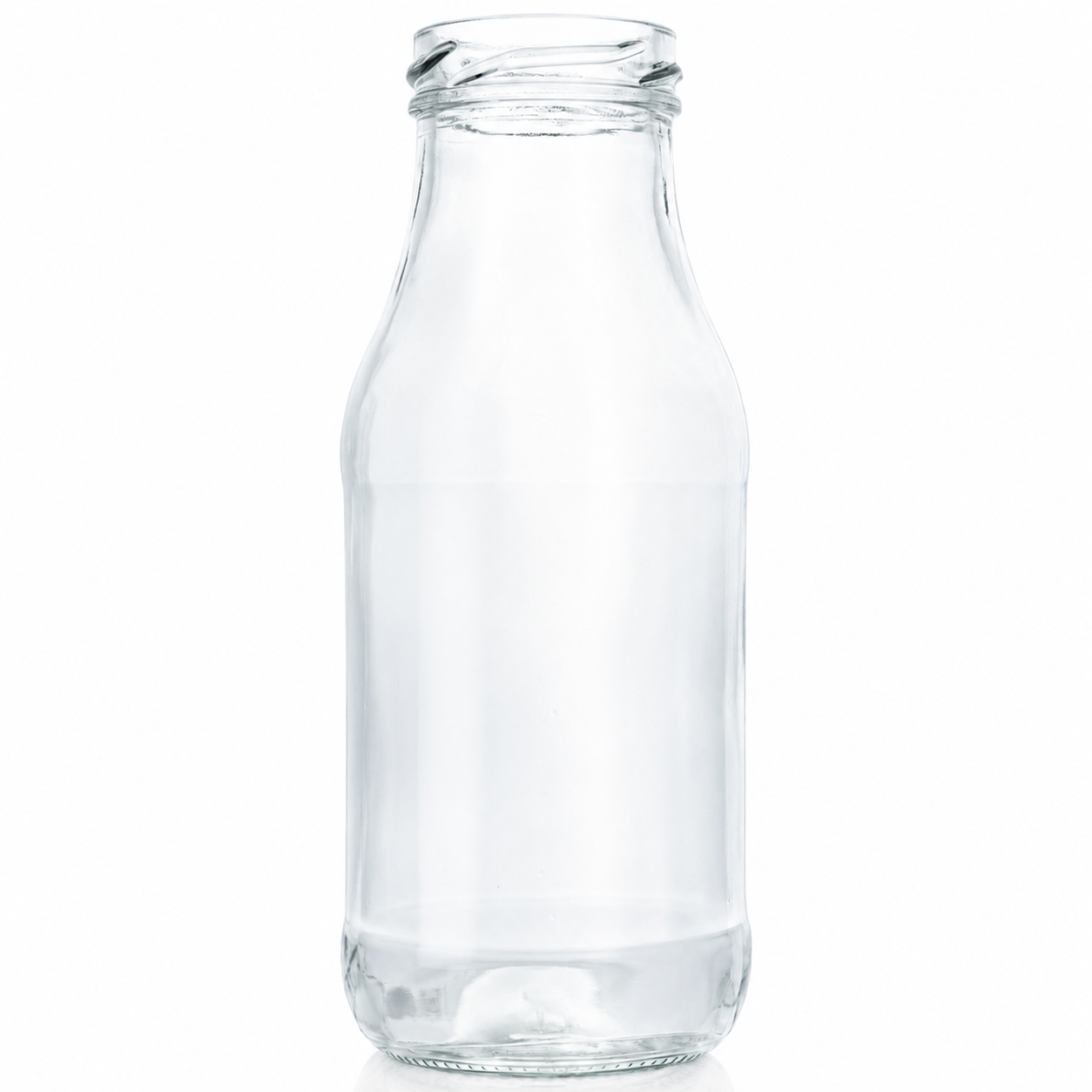 Leere, klare Glasflasche mit kurzer Schulter und schmaler Mündung, freigestellt und frontal auf weißem Hintergrund fotografiert.
