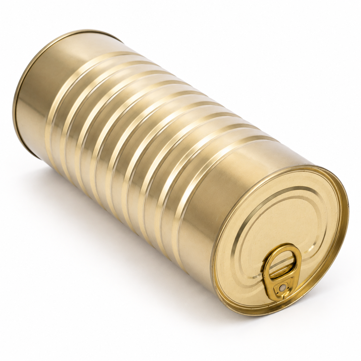 Liegende goldfarbene Stahlaufreißdose mit umlaufenden Rillen und Aufreißdeckel mit Ring-Pull-Lasche vor weißem Hintergrund