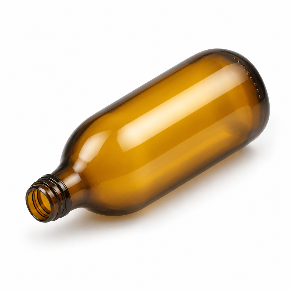Braune Sterilmilchflasche mit 500 ml und MCA-28-Schraubmündung, liegend in isometrischer Ansicht mit der Öffnung nach links unten auf weißem Hintergrund